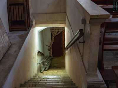 Andiamo ora a visitare la cripta dedicata al Santo Legno della Croce, che raggiungiamo per mezzo di una scala